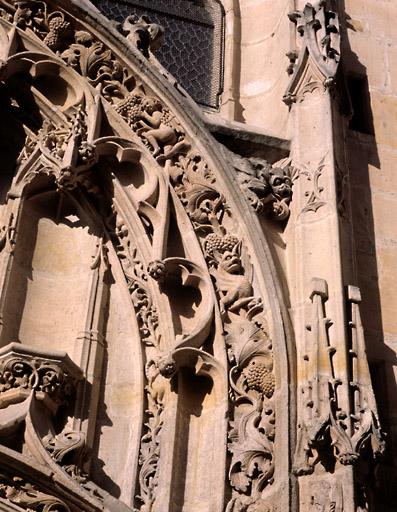 Détail du portail méridional de la façade est (sur la rue Saint-Aspais) : partie droite du tympan.