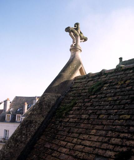 Couronnement d'un pignon, vu depuis la terrasse du collatéral nord.