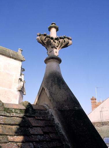 Couronnement d'un pignon, vu depuis la terrasse du collatéral nord.