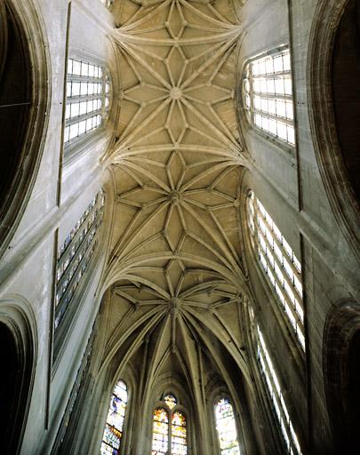 Vue intérieure de l'abside et du vaisseau central du choeur : voûtes et fenêtres hautes.