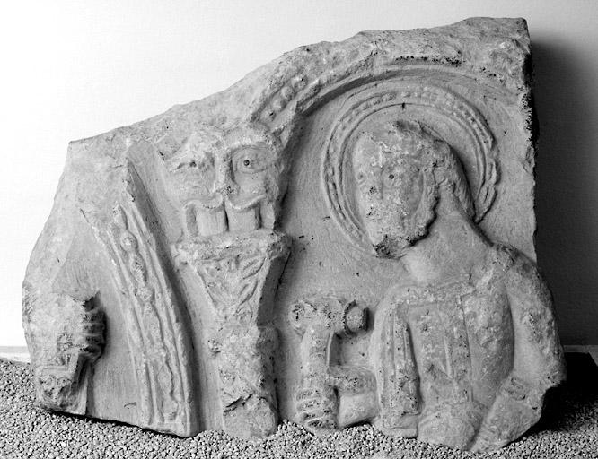 Fragment de bas-relief découvert près de l'église Saint-Liesne : personnage nimbé, 2e moitié du 12e siècle (?). Musée de Melun, inv. 967. 347.