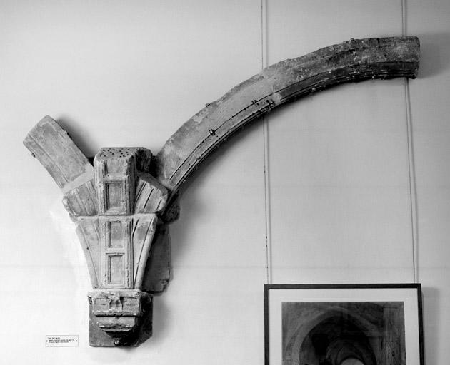 Eléments d'une arcade du cloître (16e siècle), déposé au Musée de Melun.