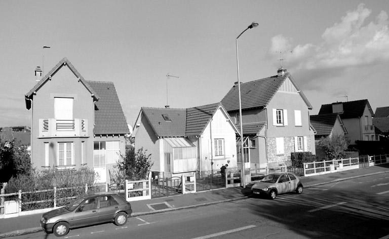 Vue d'une série de maisons, sur le côté nord de l'avenue de Corbeil.