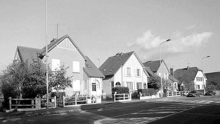 Vue d'une série de maisons, sur le côté nord de l'avenue de Corbeil.