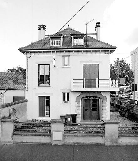 Pavillon (1941) à l'angle de l'avenue de Meaux et de la rue Jehan-de-Brie : élévation sud, sur la rue Jehan-de-Brie.