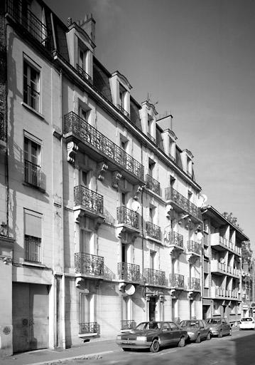 Immeuble du début du 20e siècle, avec belles ferronneries en balcons et garde-corps, 68 rue Dajot.