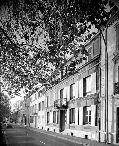 Alignement de maisons, 32-36 quai Pasteur, présentant des façades assorties marquées d'un balcon central en ferronnerie, donnant vue sur la Seine.