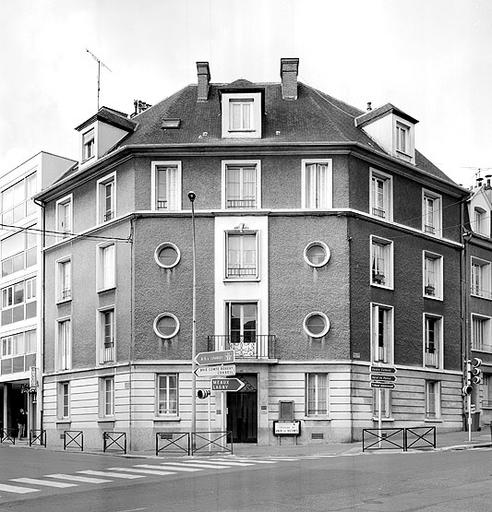 Immeuble de la Reconstruction, à l'angle de la rue Saint-Louis et de la rue du Général-de-Gaulle.