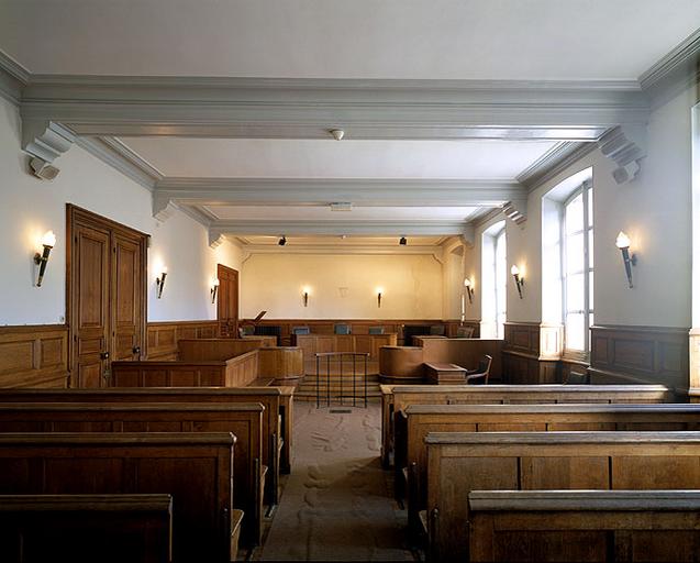 La salle d'audience du rez-de-chaussée : vue d'ensemble, depuis l'entrée.