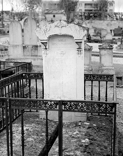 Tombeau de la famille Abdalla d'Asbonne. Le fondateur de cette famille melunaise était chef d'escadron aux Mamelucks de la Garde impériale.