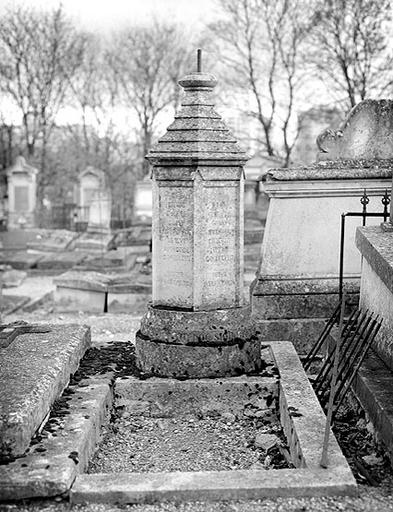 Tombe d'Eugène Grésy, érudit parisien et melunais, décédé le 16 novembre 1867. De sa tombe ne subsiste que le socle, avec son épitaphe en onciales.