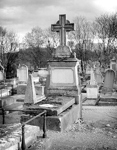 Tombe d'Alexis Chosson et Marie Marguerite Augustine Corderant-Chatillon, 2e moitié du 19e siècle.