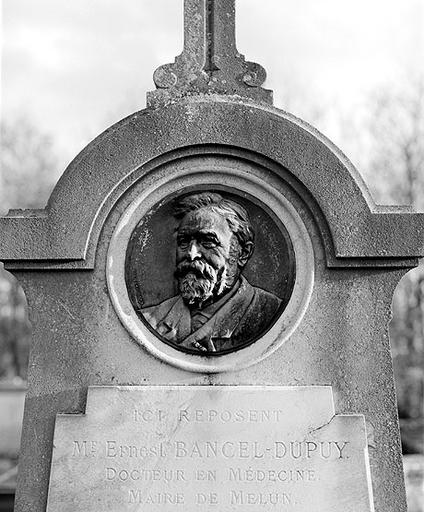 Détail du médaillon en bronze : portrait du défunt, par Louis Maximilien Bourgeois.