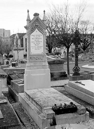 Tombe néo-gothique de la famille Rochette, début 20e siècle.