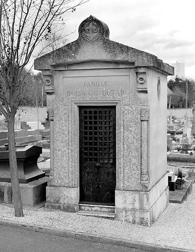 Chapelle funéraire de la famille Bertrand Dutar : vue d'ensemble. La chapelle est signée 'Fontaine' et date du 1er quart du 20e siècle. Elle est ornée d'un vitrail (Fig. 16).