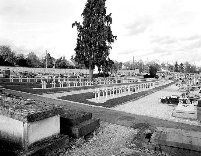 Vue de la partie réservée aux tombes militaires.