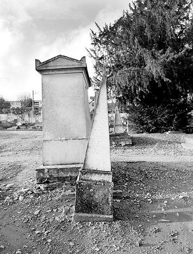 Pyramide à la mémoire de Pierre Nicolas Bouchier, ingénieur en chef du cadastre du département de Seine-et-Marne, décédé le 20 mars 1860.