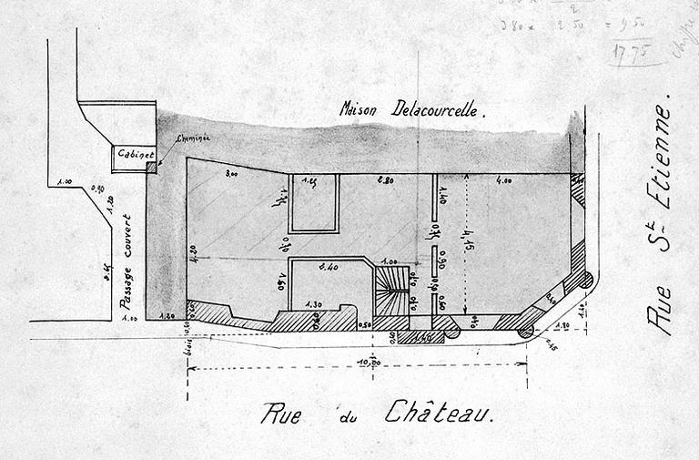 Démolition de la maison appartenant à la ville et située à l'angle des rues Saint-Etienne et du Château.