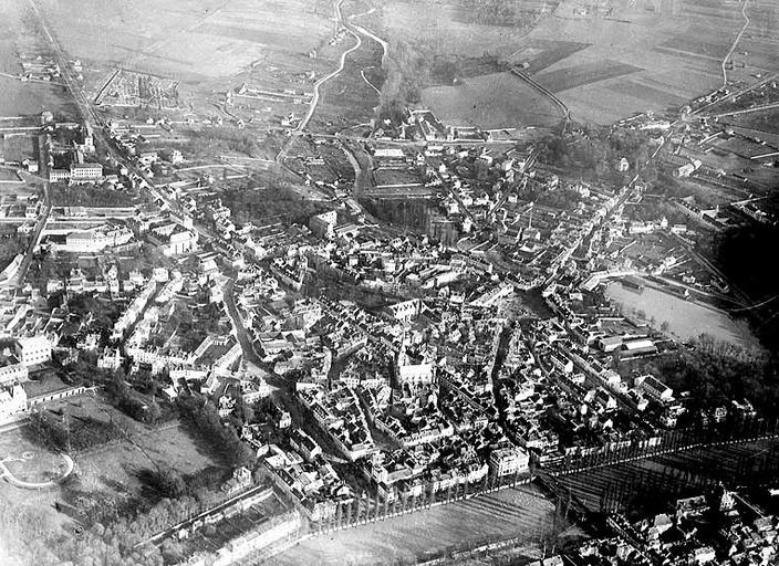 Vue aérienne de Melun. Vue depuis le sud-ouest (rive droite).