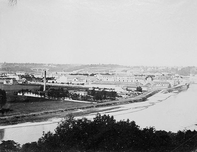 Photographie ancienne de la rive sud de Melun, depuis la colline de Vaux-le-Pénil. On reconnaît au premier plan la première usine à gaz de la ville et un peu plus loin, le grand quartier de cavalerie Saint-Ambroise. La rue Dajot, qui passe entre ces deux monuments, est encore presque inhabité.