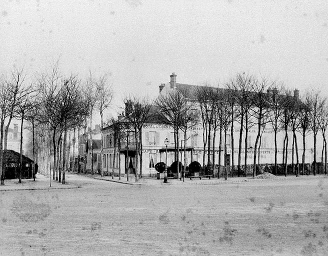 La place de la Gare, à l'angle de la rue Dajot et de l'avenue des Maronniers.