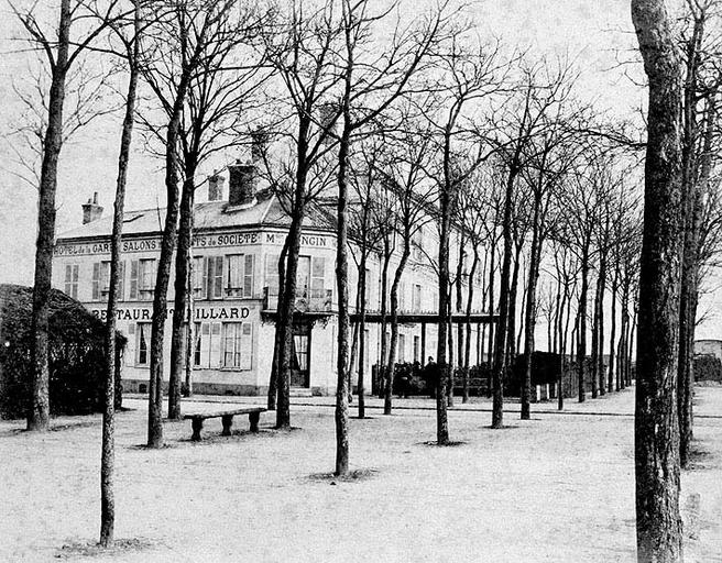 La place de la Gare, à l'angle de la rue Dajot et de l'avenue des Maronniers.