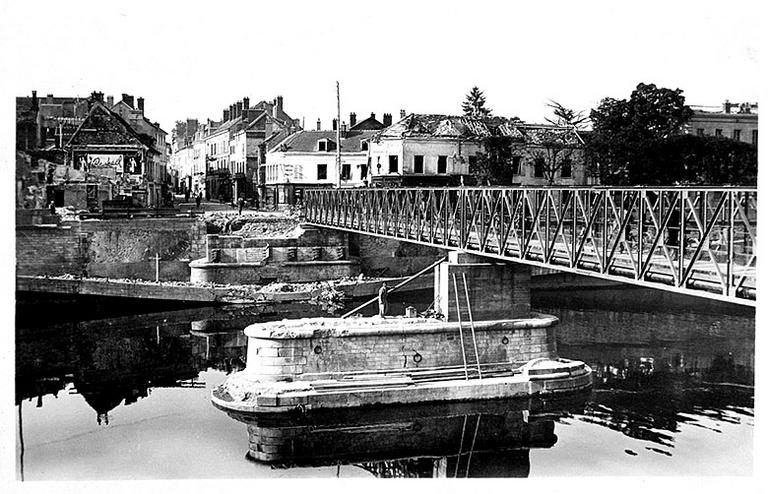 Passerelle remplaçant le 'pont de fer' détruit pendant la Seconde guerre mondiale. Vue prise depuis l'île Saint-Etienne.