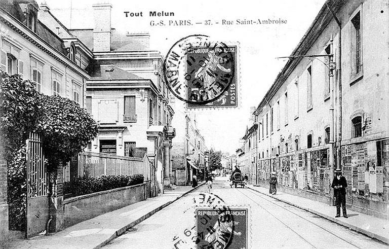 'Tout Melun.G.-S. Paris. 37. Rue Saint-Ambroise.' Sur la droite, le quartier de cavalerie, face à la Banque de France.