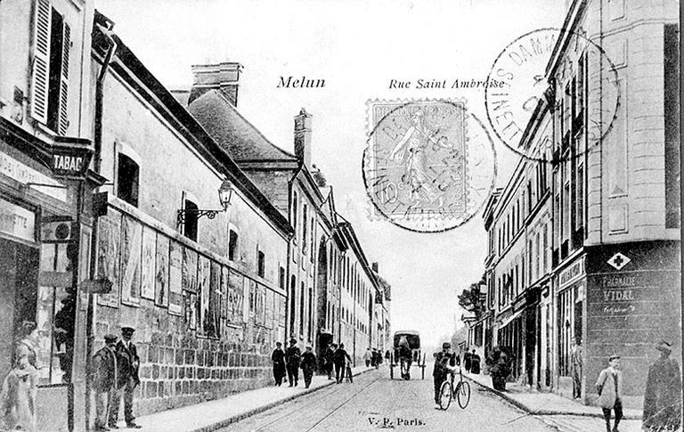 'Melun : Rue Saint-Ambroise' (vers 1904). La partie gauche est encore occupée par le quartier de cavalerie.