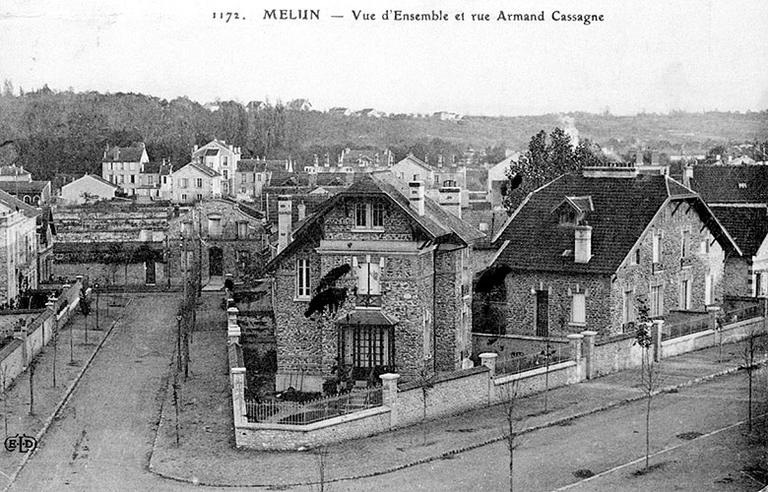 'Melun. Vue d'ensemble et rue Armand Cassagne.' La carte postale représente l'angle de la rue Armand-Cassagne (aboutissant sur la rue Dajot) et du boulevard Chapu. La maison jumelle sur la droite est due à l'architecte Trappier.