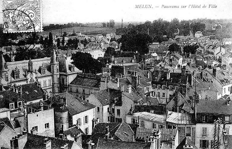 Carte postale du début du 20e siècle : 'Melun - Panorama sur l'hôtel de ville'. Au premier plan, les toits du quartier Saint-Aspais. A gauche, l'hôtel de ville. Au fond à droite, la rue Saint-Liesne.