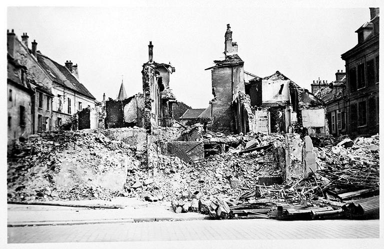 Ruines sur l'île Saint-Etienne, après les bombardements de la seconde guerre mondiale.