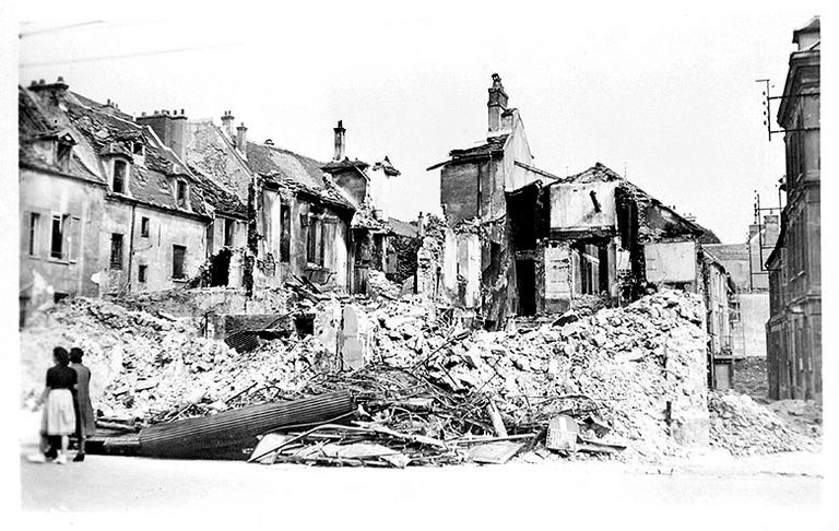 Ruines sur l'île Saint-Etienne, après les bombardements de la seconde guerre mondiale.