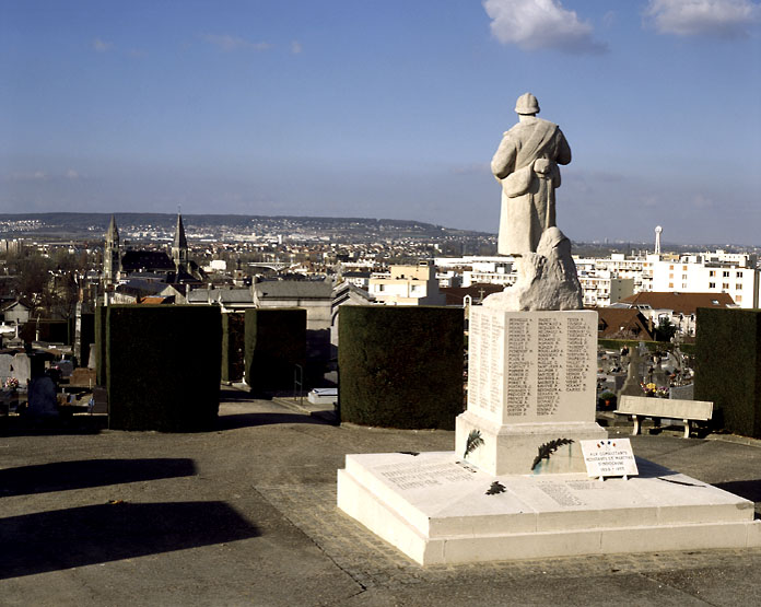 Vue d'ensemble du monument, prise vers la ville.