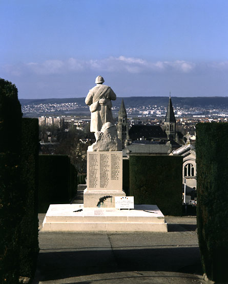 Vue d'ensemble du monument, prise vers la ville.