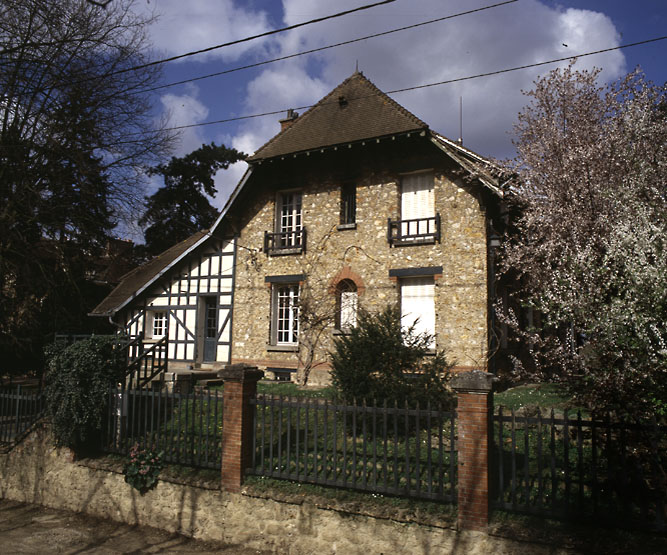 Vue des communs depuis la rue.