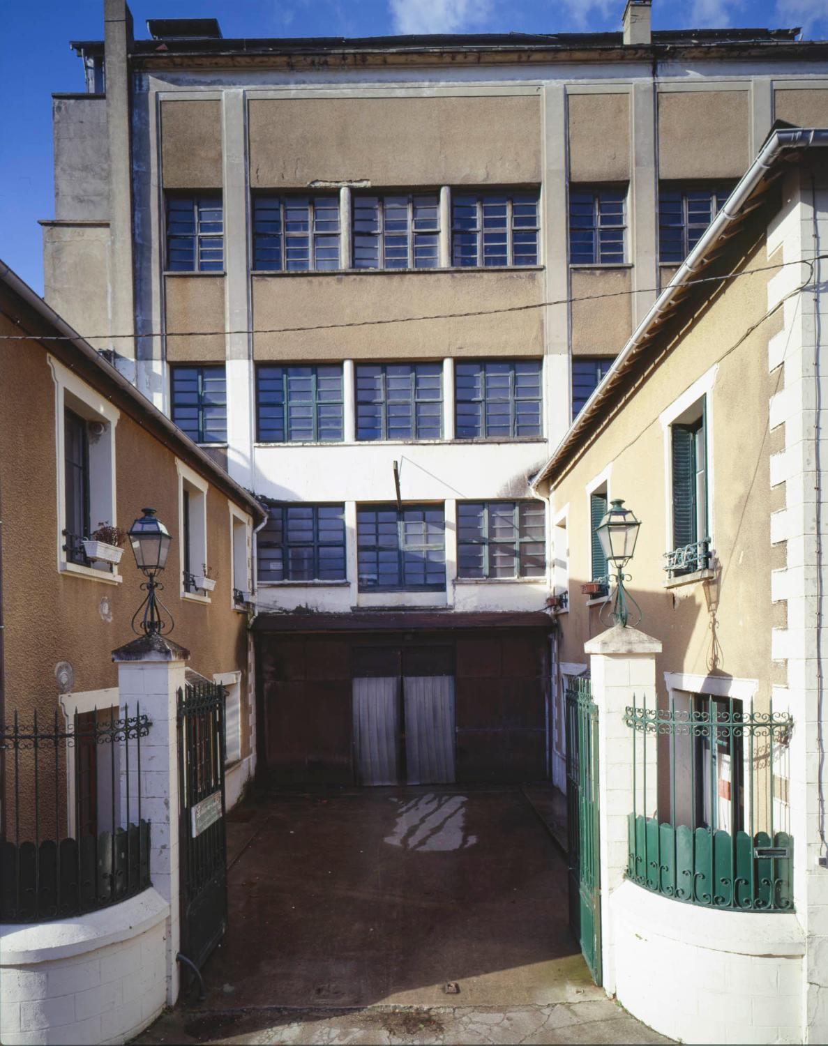 Vue de l'entrée principale de l'établissement.