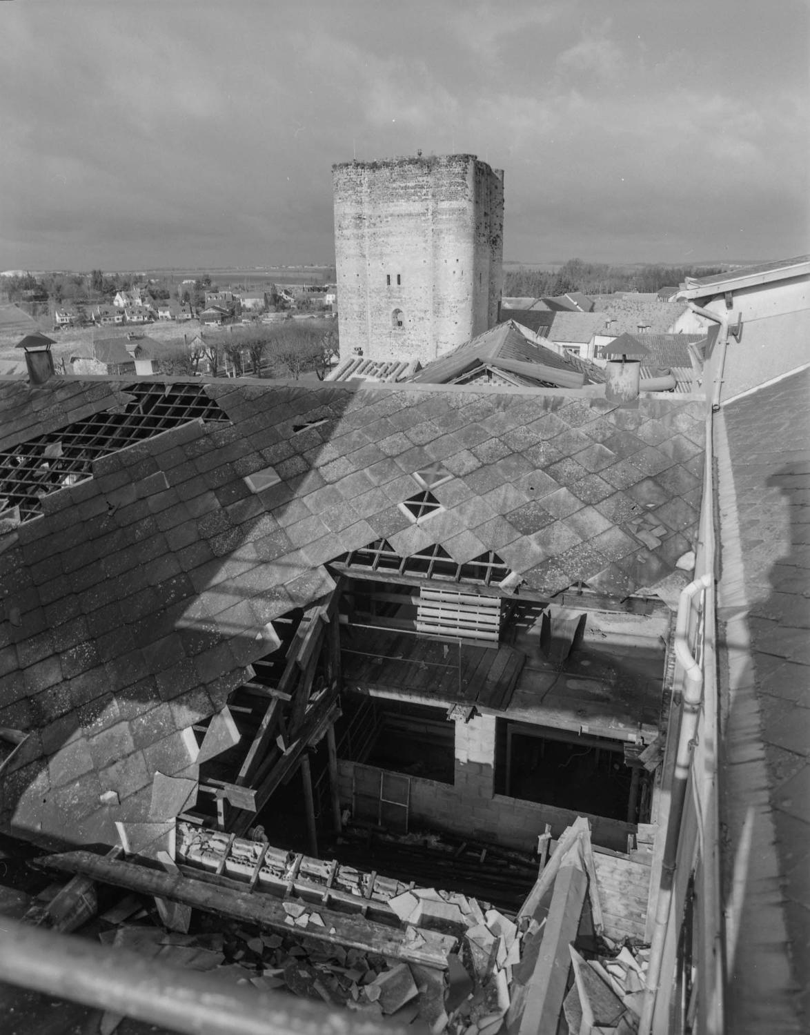 Vue de la toiture du bâtiment B. Détail des dommages de la tempète de décembre 1999. Au second plan le donjon.