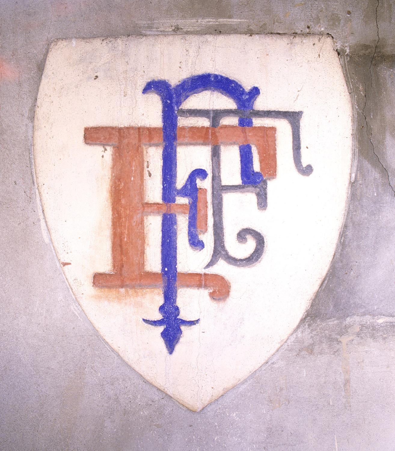 Sigle de l'établissement, replacé sur le bâtiment de la citerne. EFF pour établissement Fouché Frères (culture et distillation de plantes aromatiques).