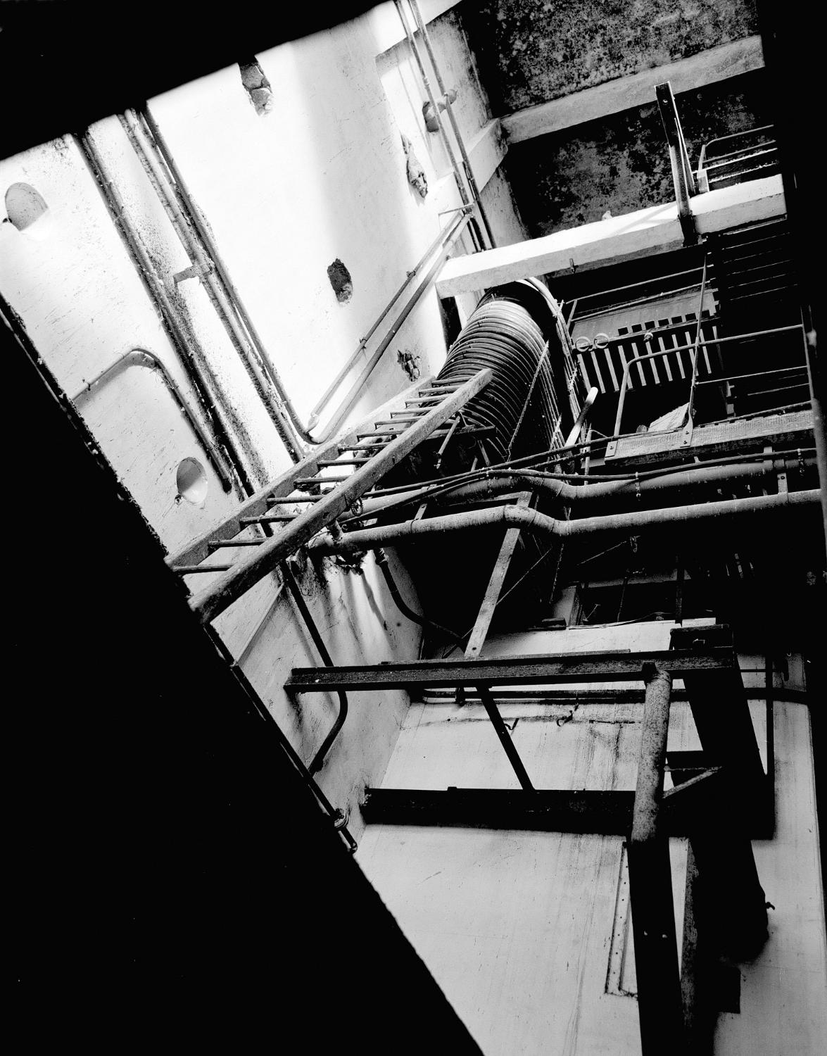 Dans le bâtiment D, installation d'extraction d'alcaloïdes végétaux pharmaceutiques, datant des années 20. On distingue un serpentin de refroidissement.