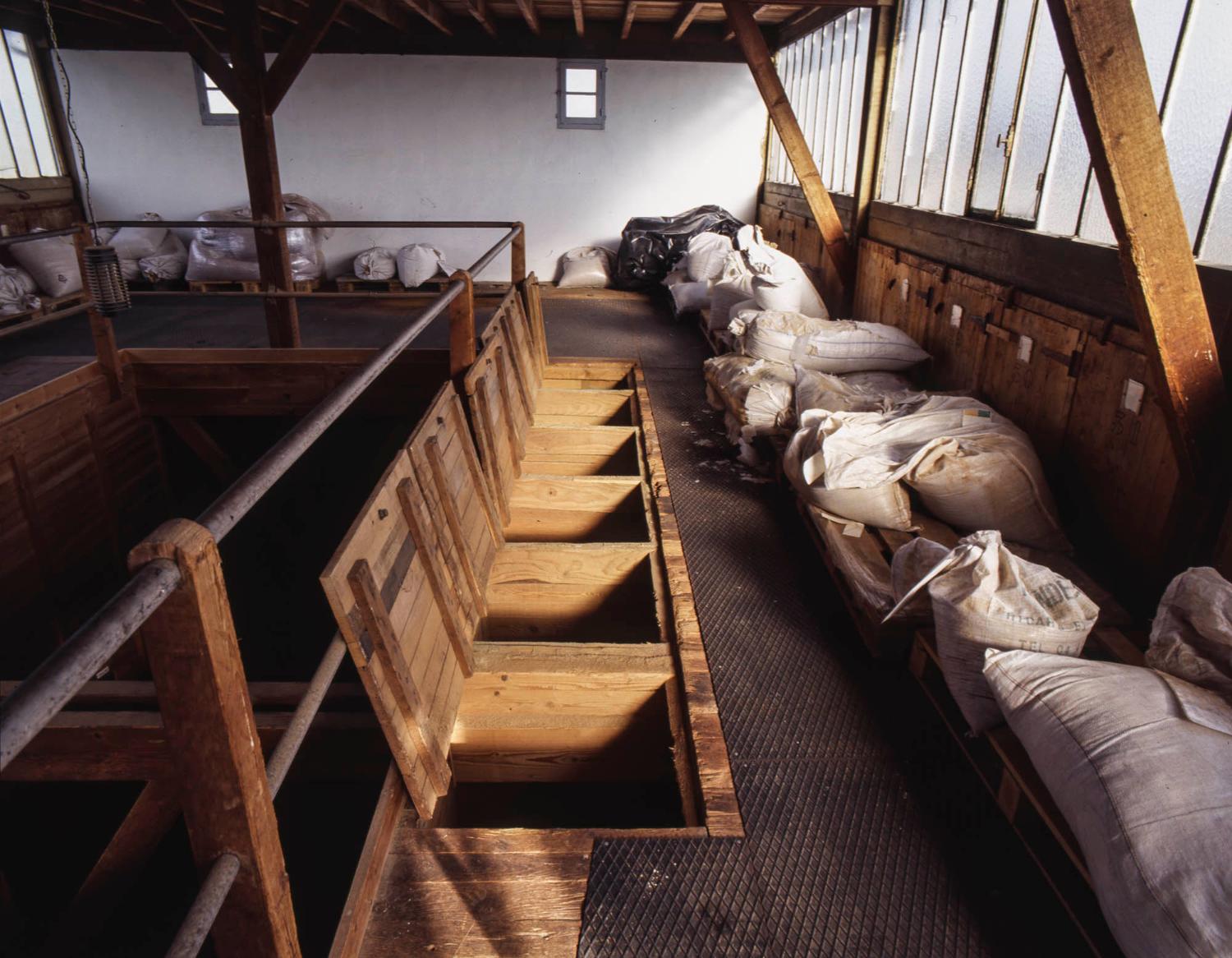 5ème étage du bâtiment principal. Vue rapprochée des trappes de remplissages des silos de stockage.