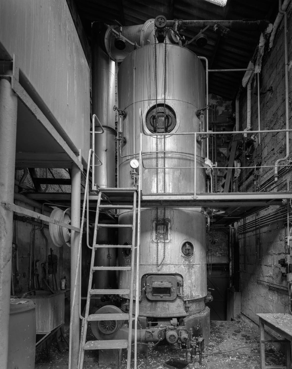 Chaudière à vapeur (alimentée au fuel lourd) chauffant les bâtiments et les cuves d'extraction, installée dans le "hanger", côté rue des Fossés.