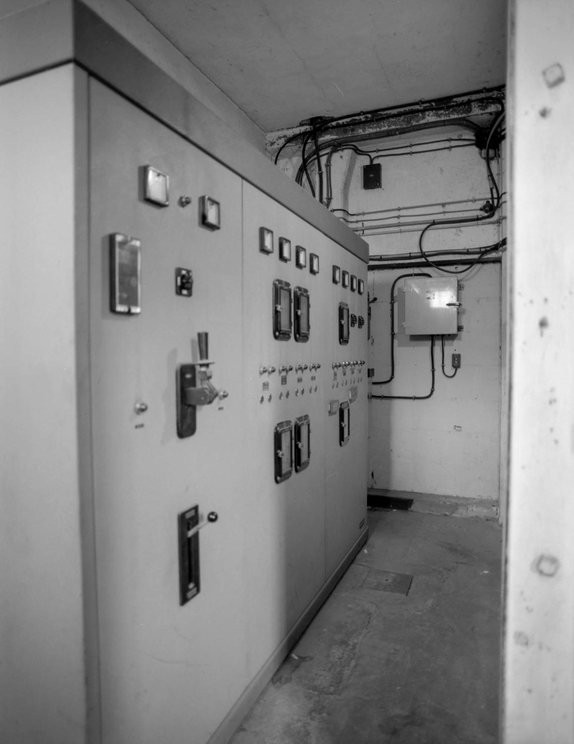 Rez-de-chaussée du bâtiment principal, poste électrique de l'usine équipé d'un groupe électrogène.