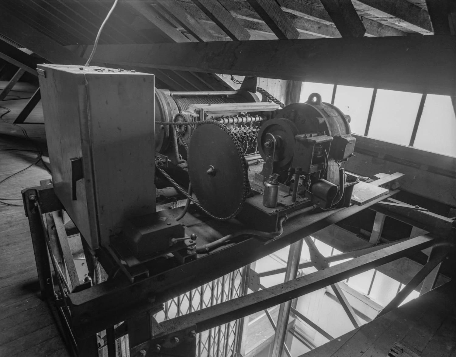 Bâtiment principal, machinerie du monte charge sous les combles. Les plantes livrées, broyées au rez-de-chaussée dans le bâtiment L, étaient ensuite remontées par le monte-charge, dans des wagonnets de bois, tout en haut du bâtiment prncipal pour être stockées. Les différentes étapes de la fabrication se déroulaient ensuite, sans manutention inutile, par gravitation des matières premières du dernier étage vers le rez-de-chaussée.