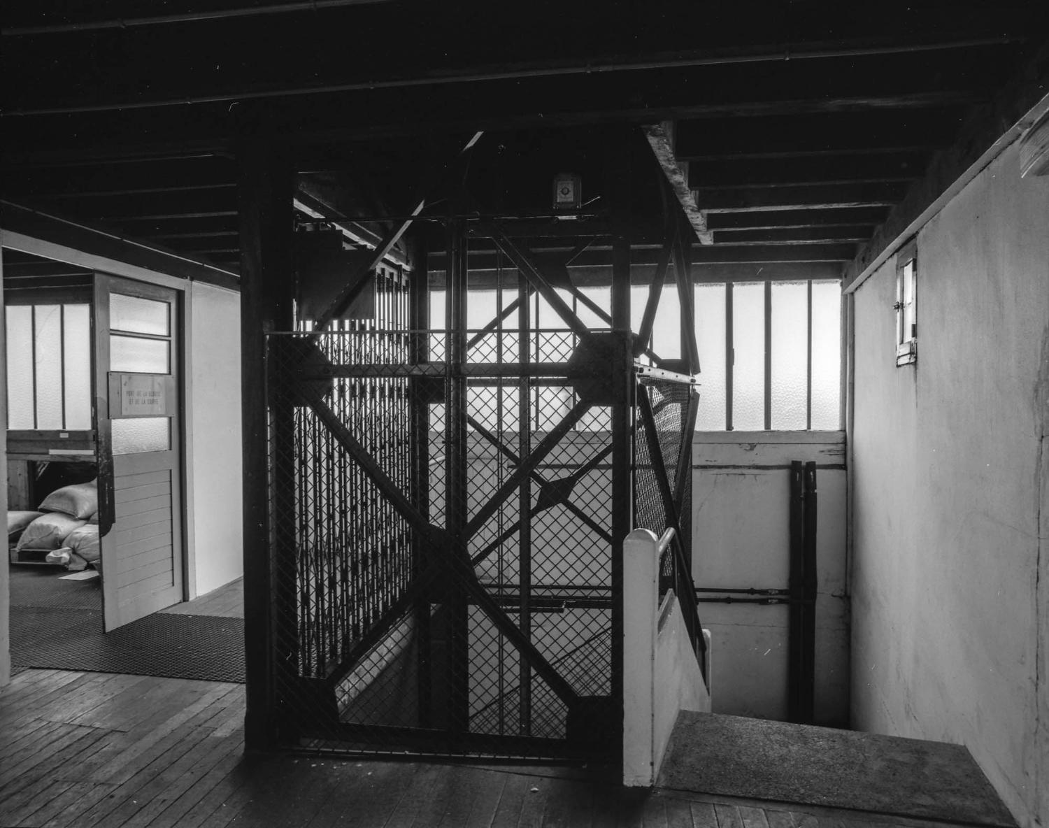 Bâtiment principal, cage du monte charge.