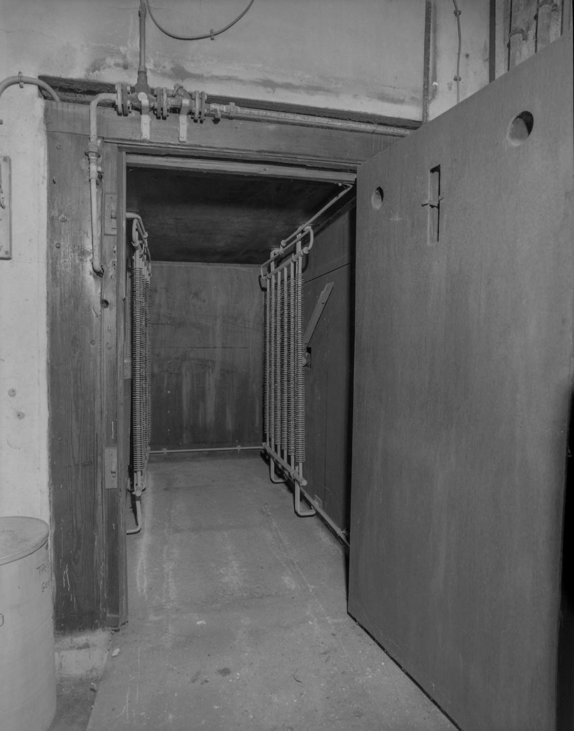 Bâtiment A (à l'angle des bâtiments C et F), étuve à vapeur pour sécher les extraits végétaux. Ils sont placés au sec dans une grande armoire, chauffée par un système de canalisation où circule la vapeur.
