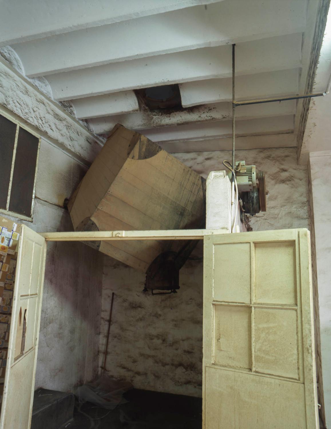 2e étage du bâtiment principal, le second mélangeur cubique en bois, reinstallé ici pour dépannage ou traitement de petits lots, après l'installation du grand mélangeur en acier, au 4e étage. Une trappe permet son alimentation par le niveau supérieur.