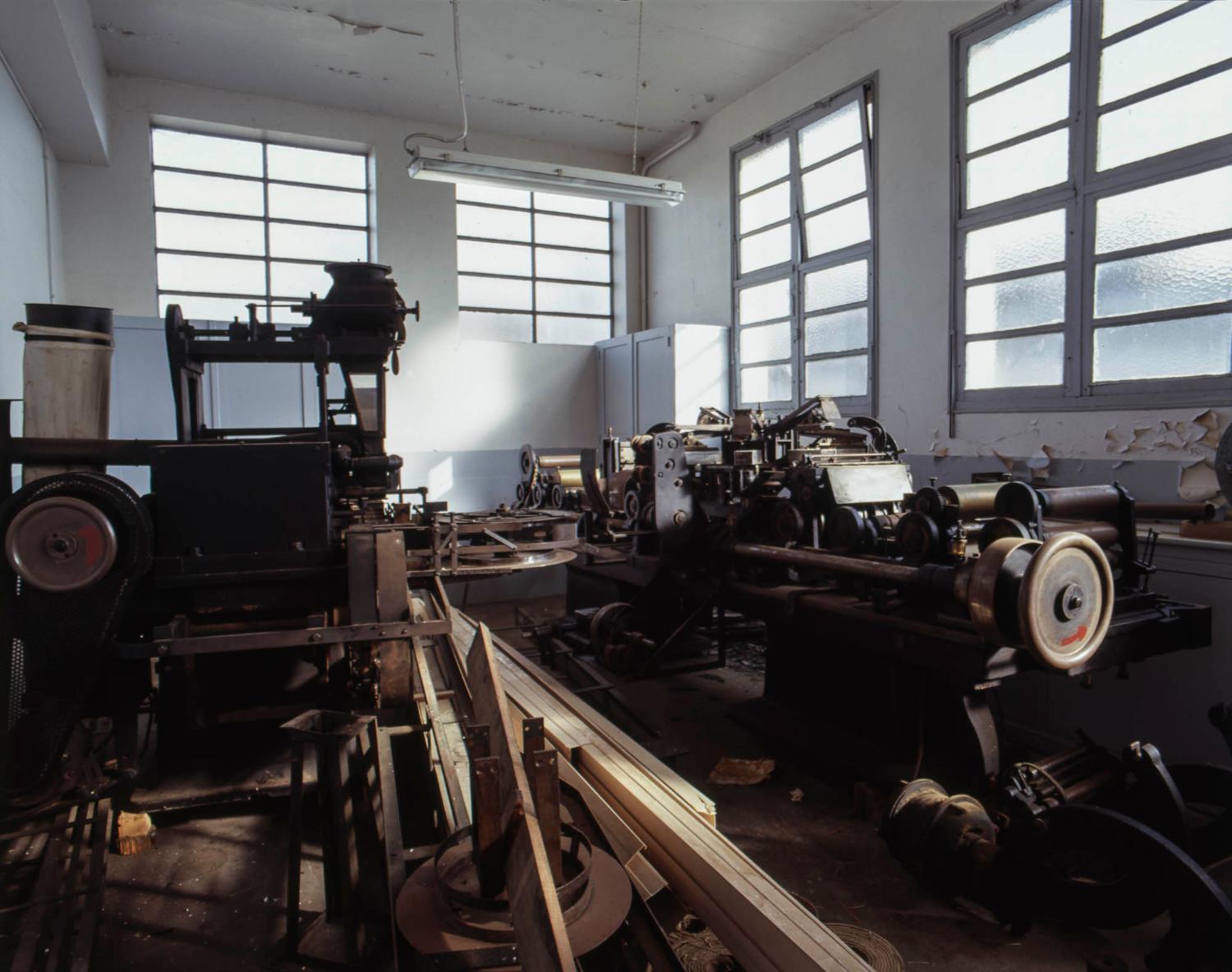 2e étage du bâtiment principal. Machine Chambon, à l'origine servant à fabriquer des boites de sucre en poudre, réadaptée pour confectionner des boites de tisane en vrac. Elle fabriquait des boites cartonnées garnies d'un sachet intérieur en papier (pour éviter les fuites de matière première aux angles). machine hors service après la tempète de 1999.