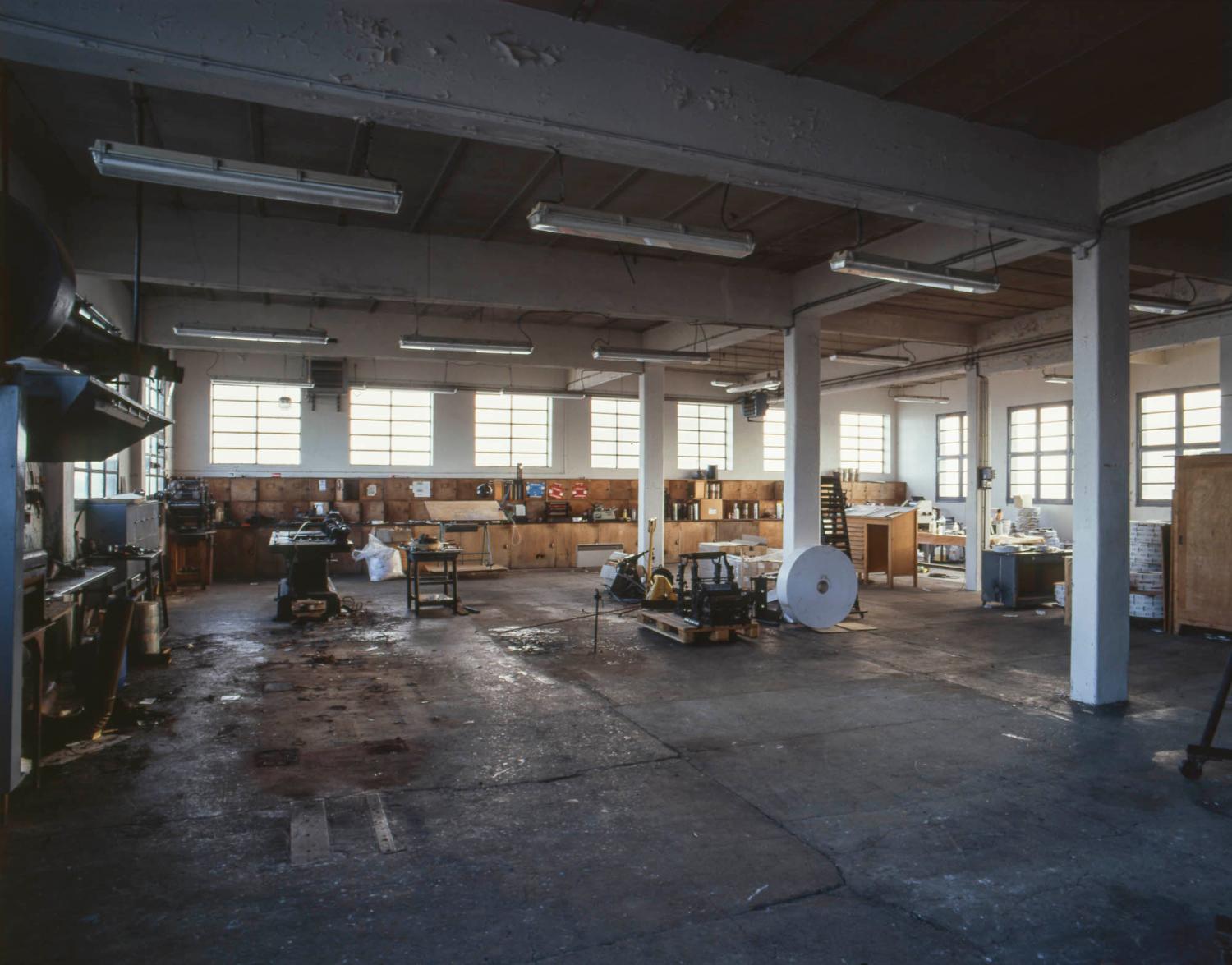 3e étage du bâtiment principal. Vue d'ensemble de l'atelier d'imprimerie après la vente des chaines d'héliogravure pour imprimer les boites et les bandes enveloppe d'infusettes, suite à la cessation d'activité après la tempète.