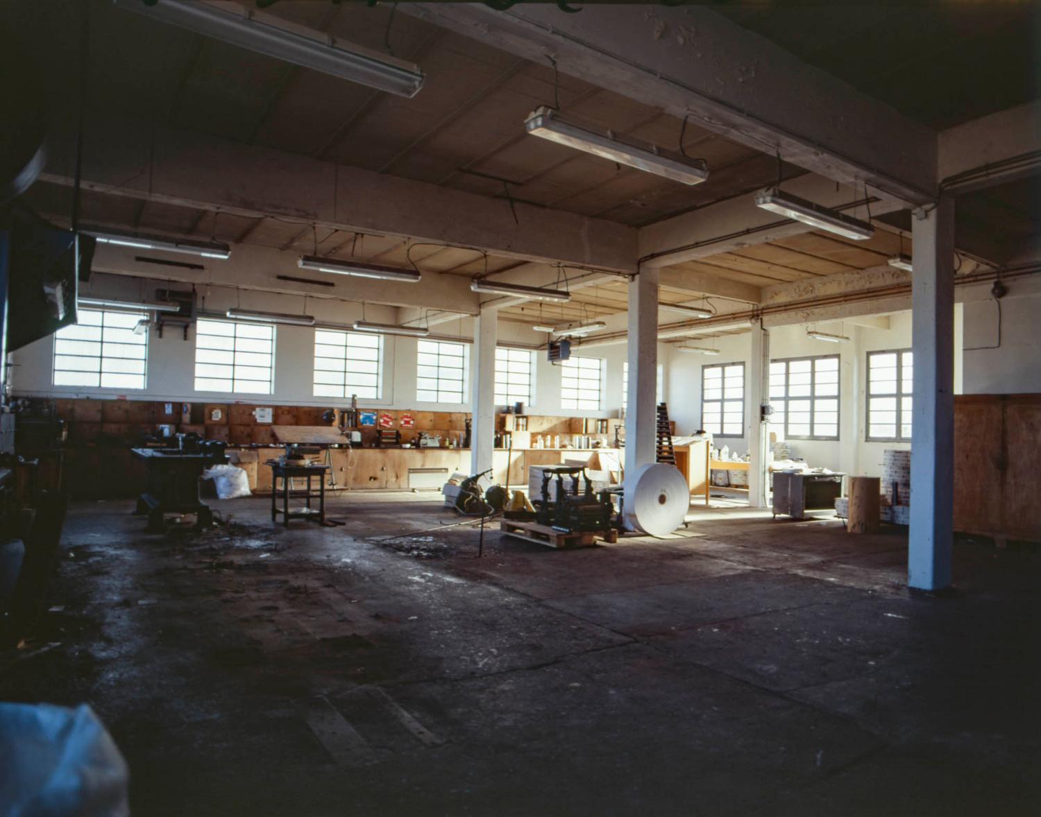3e étage du bâtiment principal. Vue d'ensemble de l'atelier d'imprimerie après la vente des chaines d'héliogravure pour imprimer les boites et les bandes enveloppe d'infusettes, suite à la cessation d'activité après la tempète.